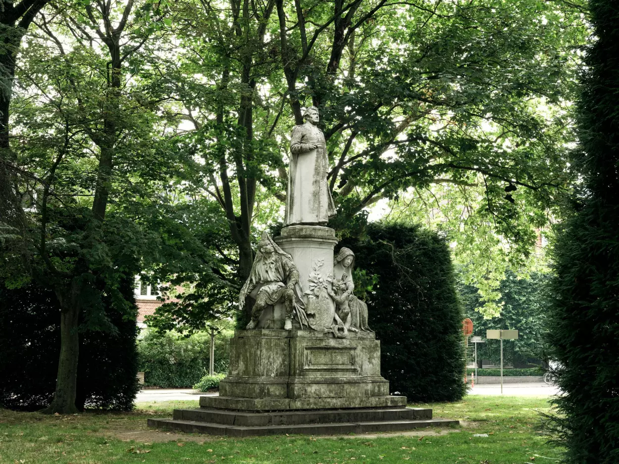 Foto van de beeldengroep Monseigneur De Haerne.png