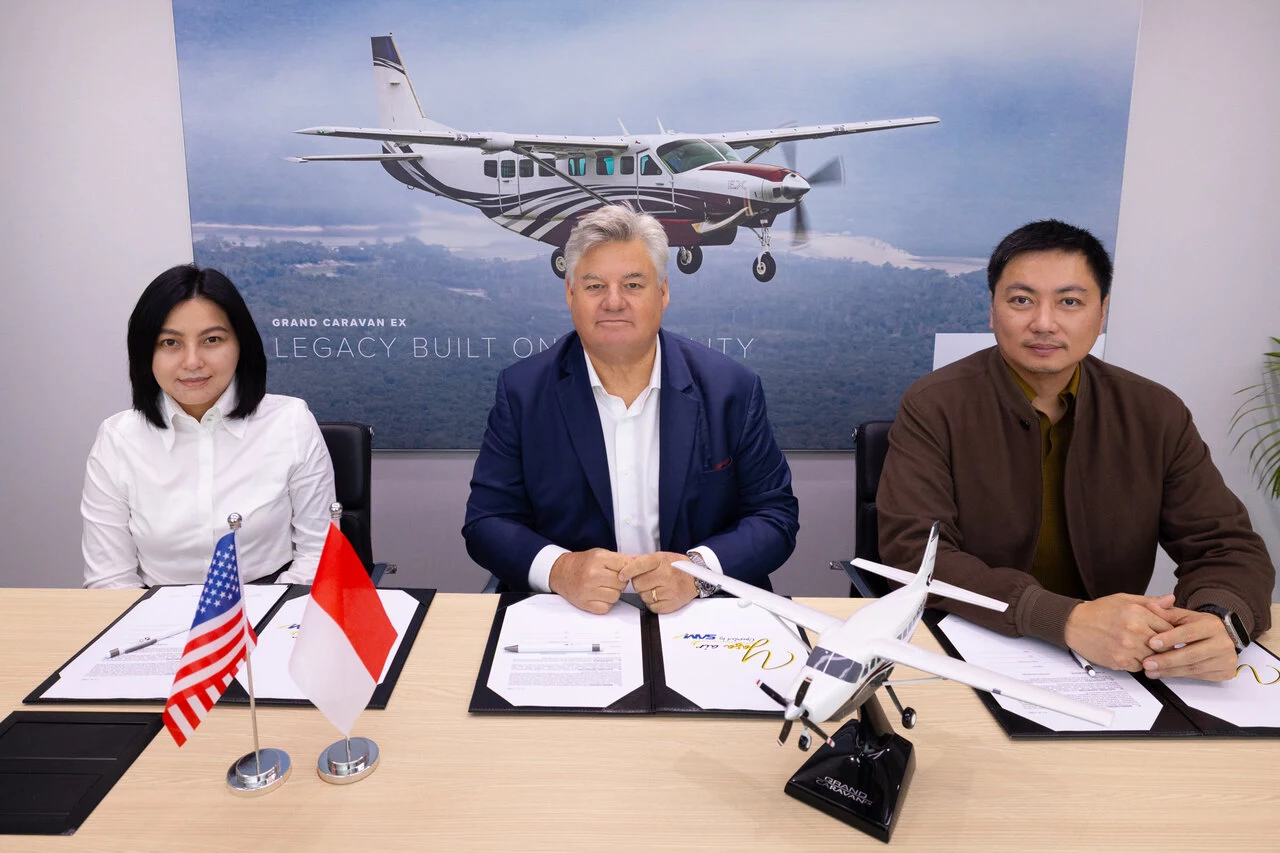 Principals from PT Semuwa Aviasi Mandiri gather to sign the order for their new Cessna Caravan aircraft. Pictured from left to right: Yenna Yunaina, President Director, YASA–SAM Air; Tony Jones, vice president of AsiaPacific sales, Textron Aviation; Jo Andri Mulyono, Director, SAM Air. 