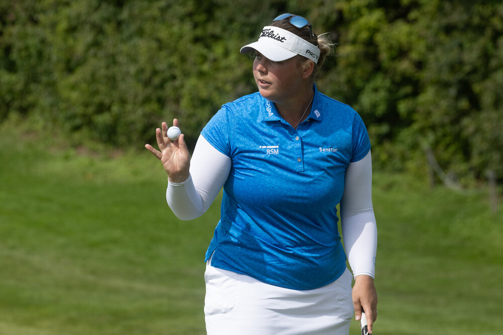 Alice Hewson with her Titleist Pro V1x