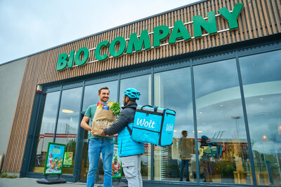 Die frische Ware wird direkt im Markt von BIO COMPANY-Mitarbeitenden zusammengestellt,
Wolt-Fahrer:innen holen diese dann dort ab.