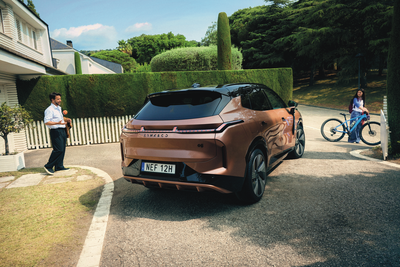 Lynk-Co_08_lifestyle_Hero Pic.png