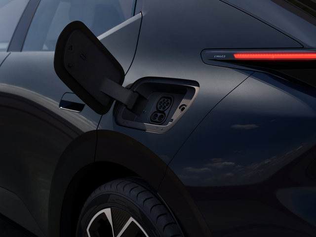 004_charging_open_ONYXBLACK.png