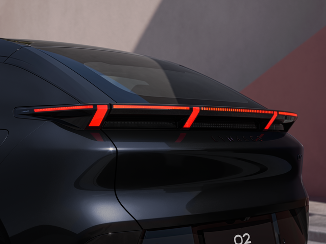 022_e335_rear_lamp_closeup_ONYXBLACK.png
