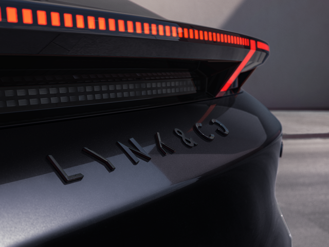 018_e335_rear_logo_ONYXBLACK.png