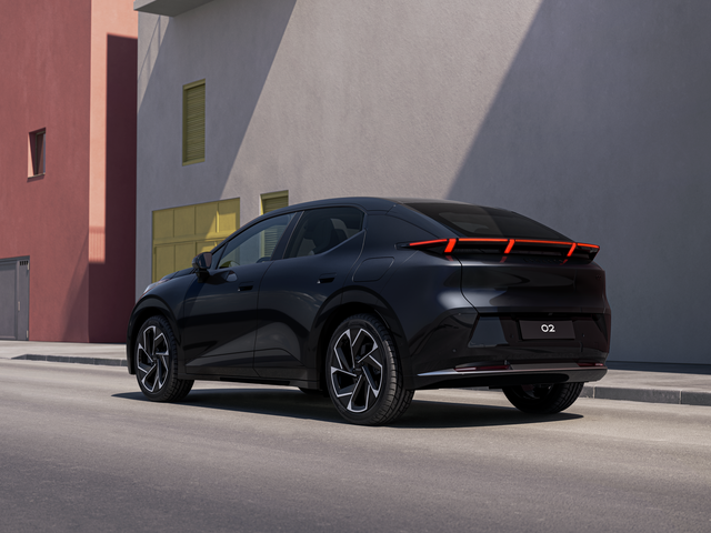008_rear_45_low_HIGH_ONYXBLACK.png