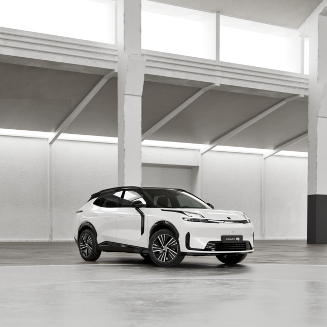 LYNKCO_08EU_044_3QFP___CORE__BLACKOCEAN__CHRYSTALWHITE_PRIVACY-2.png