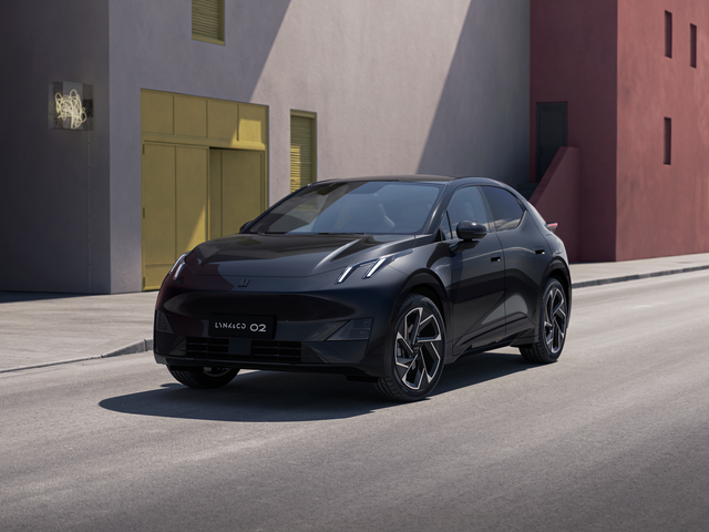 007_e335_front_45_HIGH_ONYXBLACK.png