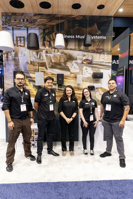 Diana Quintero y el equipo de Ventas e Ingeniería de Bose Pro en InfoComm 2025
