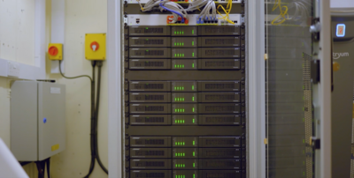 El sistema se alimenta de 38 amplificadores PowerShareX, conocidos por su versatilidad y rendimiento.