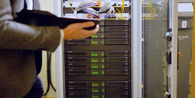 El sistema se alimenta de 38 amplificadores PowerShareX, conocidos por su versatilidad y rendimiento.
