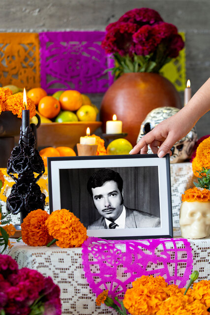 Aura Frames Dia Muertos Mario Family Real Photo 6.jpg