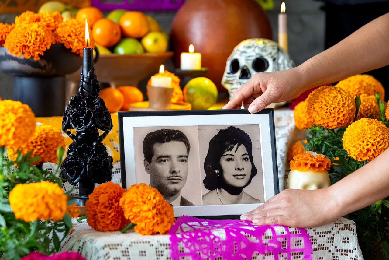 Aura Frames Dia Muertos Mario Family Real Photo 5.jpg