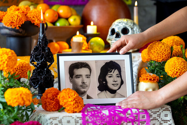 Aura Frames Dia Muertos Mario Family Real Photo 5.jpg