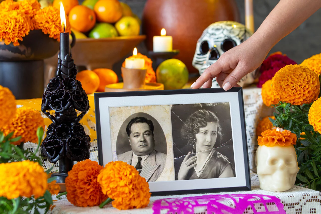 Aura Frames Dia Muertos Mario Family Real Photo 3.jpg