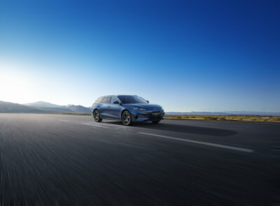 BYD SEAL 6 DM-i TOURING Dynamic 60 degrees to the right
