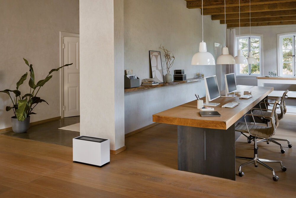 SF_Noah_Pro_white_lifestyle2_office_landscape.jpg