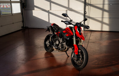 Ducati Hypermotard V2, Ducati Red, ab CHF 15'990.- 1