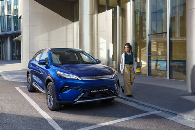 BYD ATTO 3 EVO Right 45 degree city scene