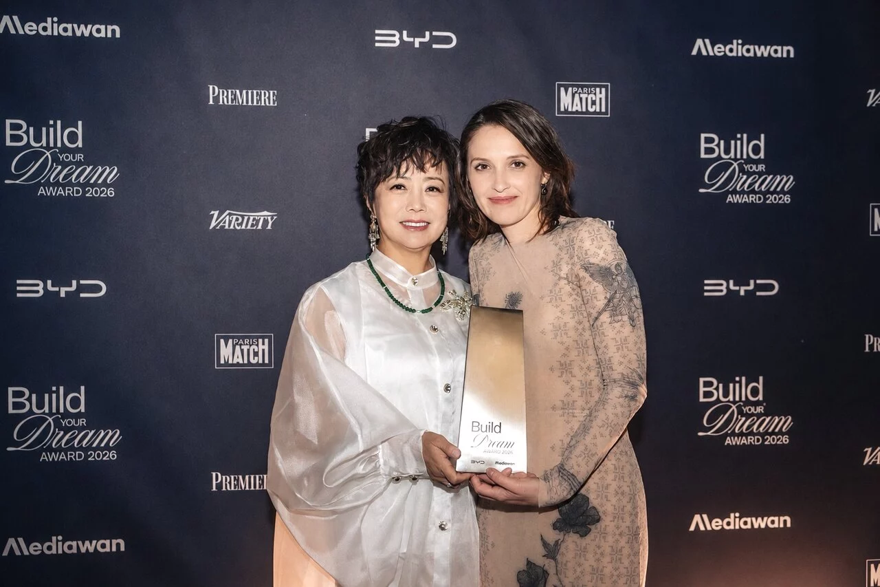 Foto di gruppo di Stella Li, Vicepresidente Esecutiva di BYD,
e Zhanna Ozirna, regista di Honeymoon