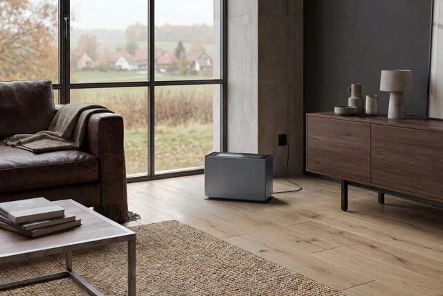 SF_Noah_Pro_titanium_lifestyle1_livingroom_landscape