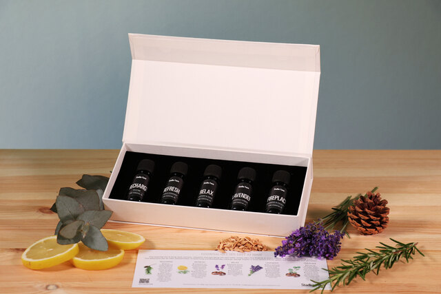 SF_Essential_oils_gift_set_Cosy_at_Home_lifestyle1_additional_sheet_open_landscape(1).jpg