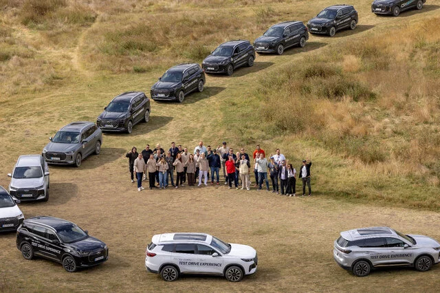 Participants and TIGGO vehicles during the test drive through the Do