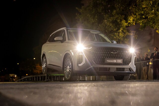 The TIGGO 9 CSH approaching the obstacle during the underbody scraping test..jpg