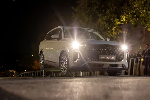 The TIGGO 9 CSH approaching the obstacle during the underbody scraping test.