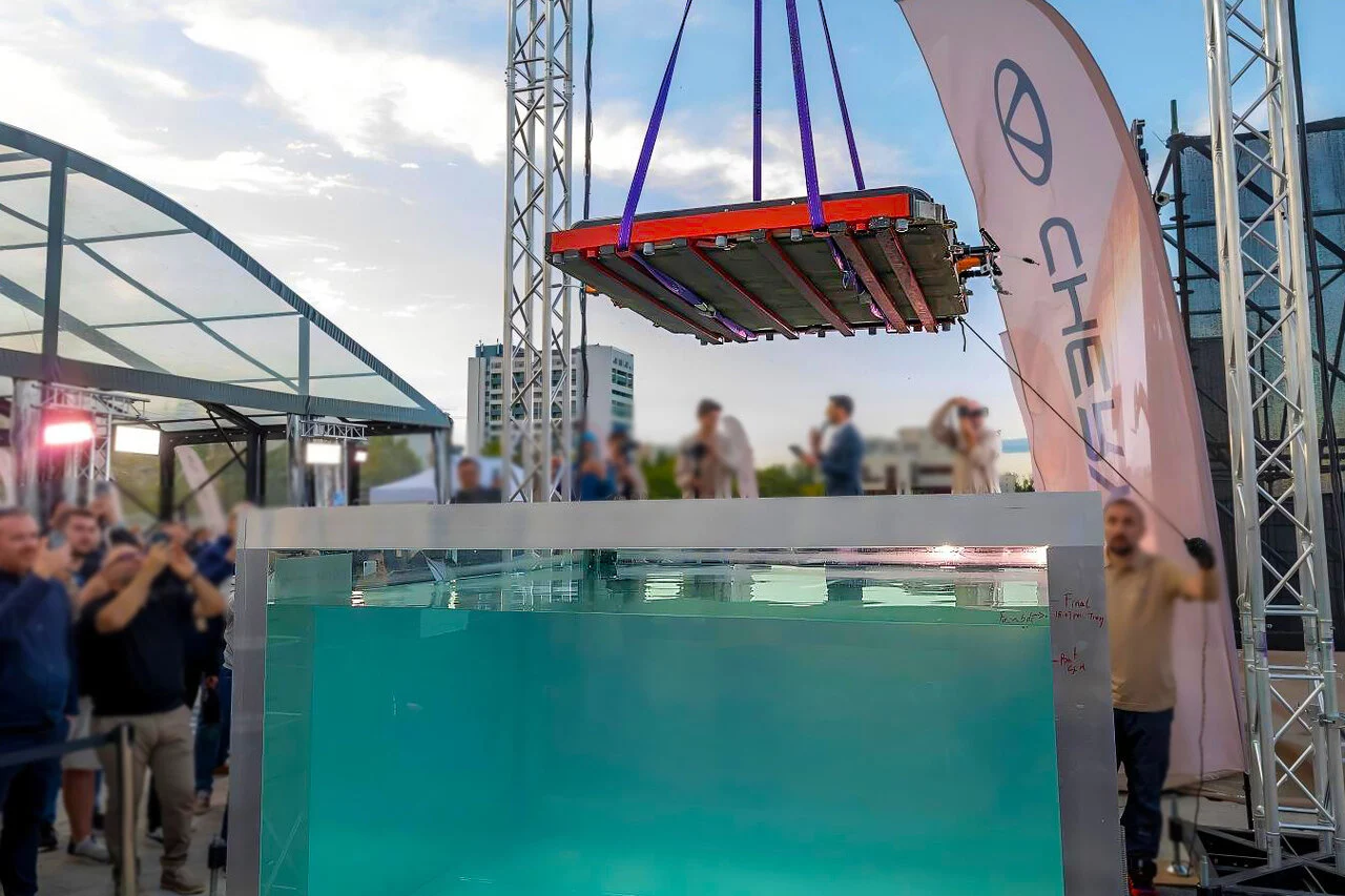 TIGGO 9 CSH battery lowered into the saltwater tank..jpg