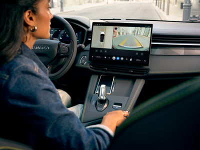 Lynk-Co_Display_Wide_09_0035.png