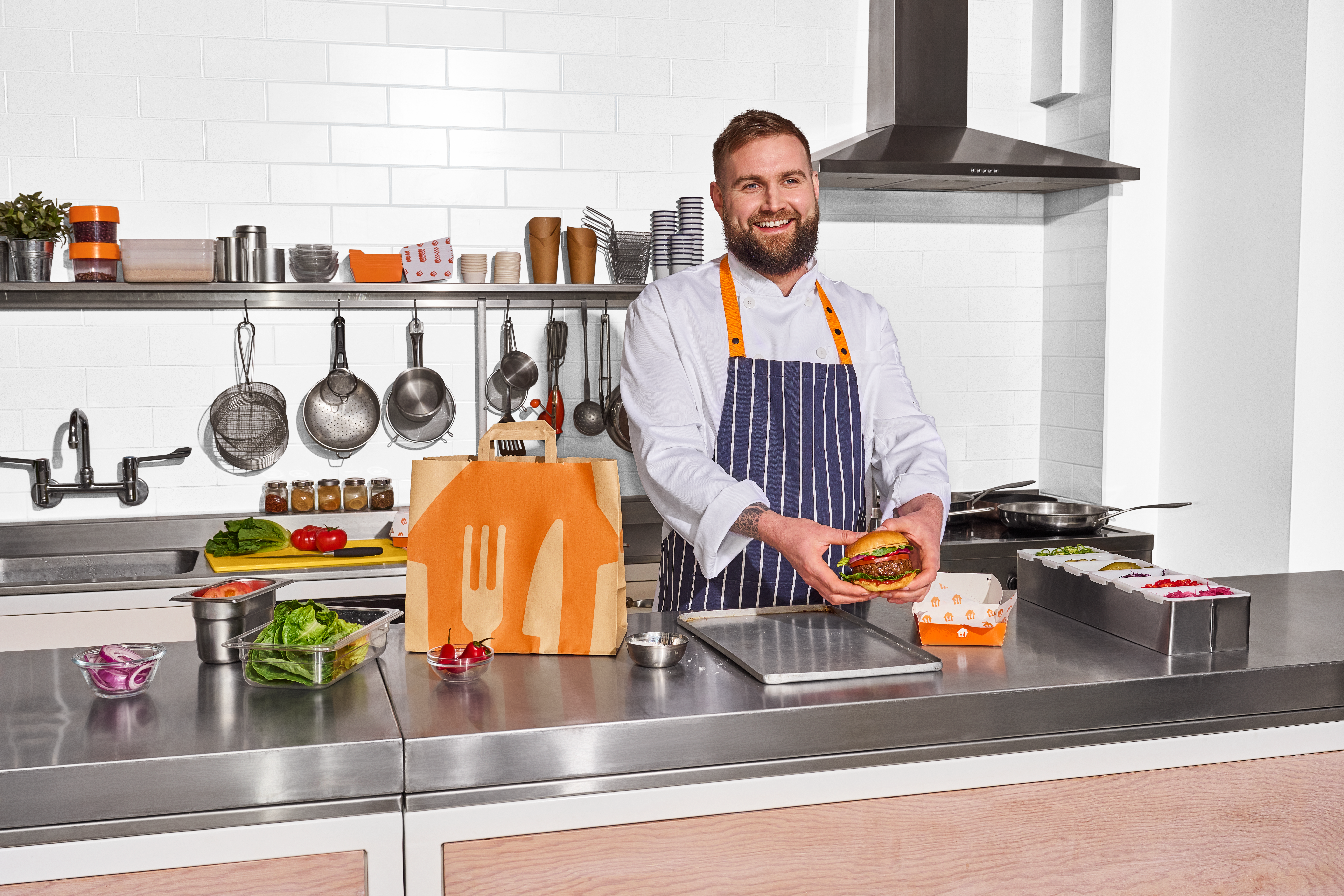 PM_sRGB_ALL_2023_Michelin-Star_Chef-Holding-Burger_EXP-APR2028.png