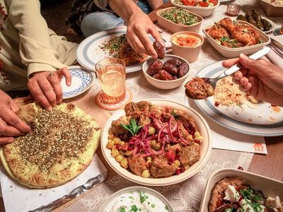 Lifestyle_sRGB_Middle-Eastern_FamilyDinner2_Houselogo_BTLusage