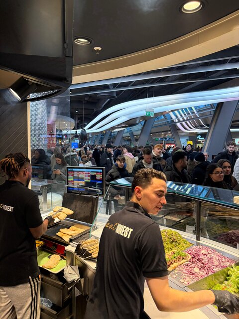 07 Schlange vor Honest Kebab Europa Passage.jpeg