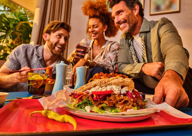 Freunde genießen Döner (c) Lieferando