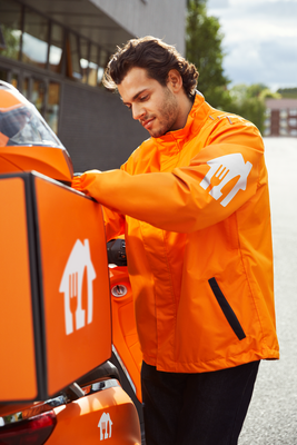 Courier_sRGB_ALL_2021_Courier1-0_Male-courier-bike-box_EXP-JUN2026