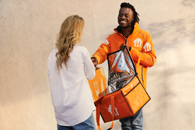 Courier_sRGB_All_2024_Customer-Delivery-Moment-Courier-Smiling-3090_EXP-FEB2029