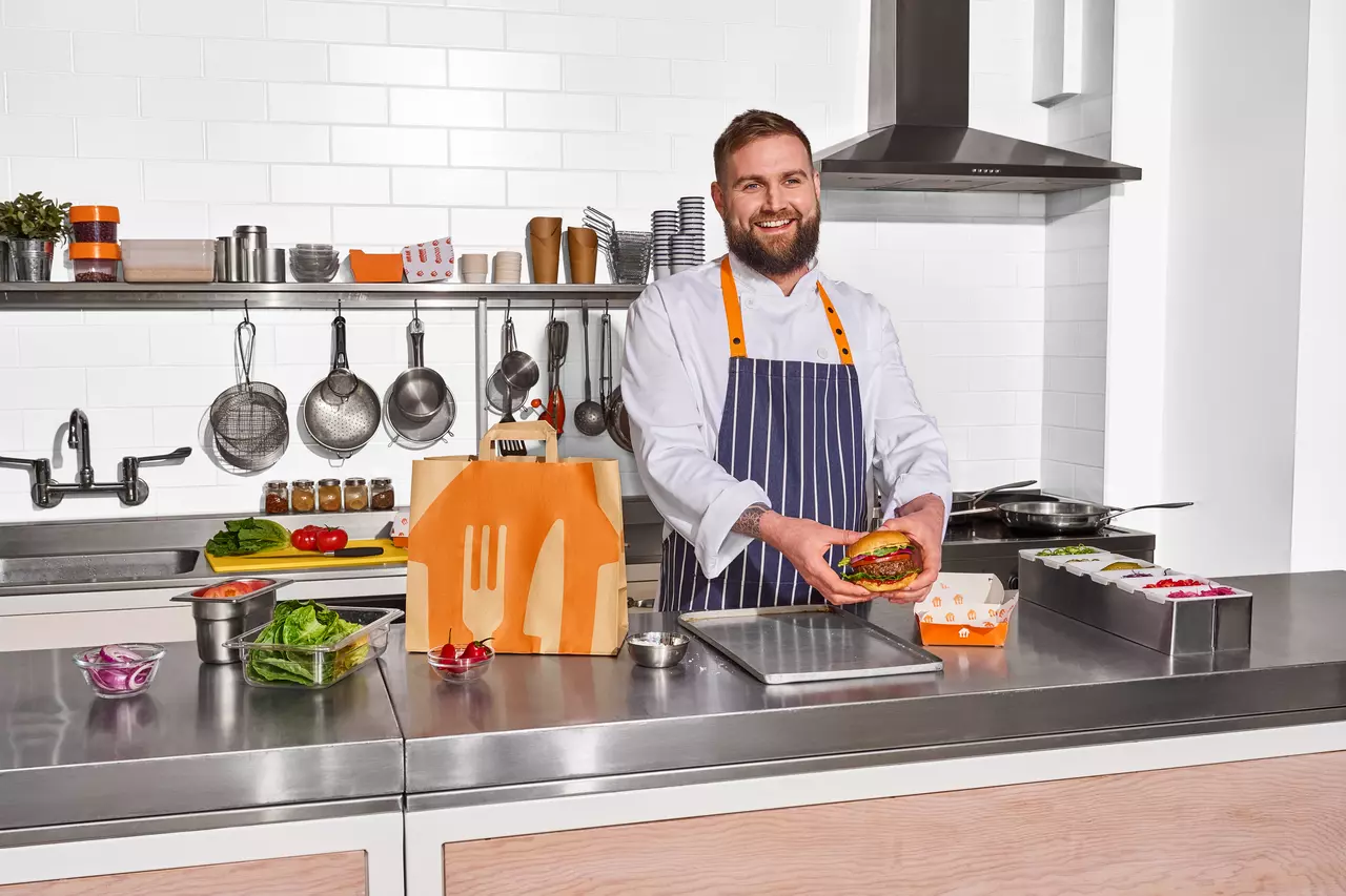 PM_sRGB_ALL_2023_Michelin-Star_Chef-Holding-Burger_EXP-APR2028.png