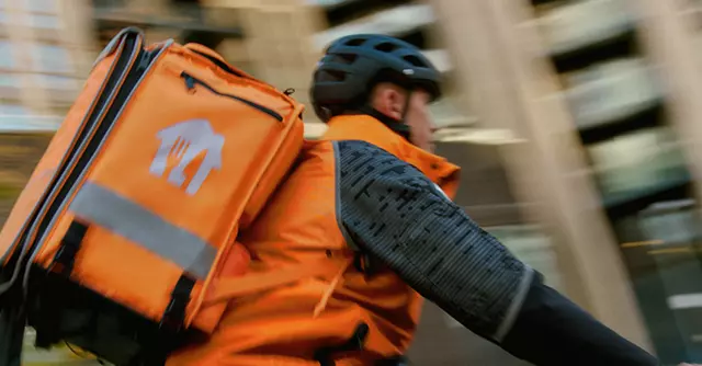 Courier_sRGB_All_2026_16-24_Male_Backpack_Riding_Bike_754x394