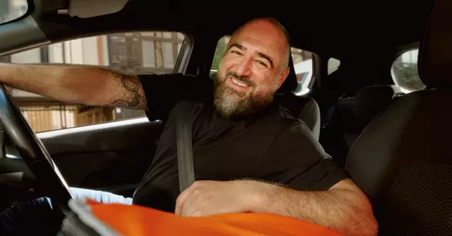 Courier_sRGB_All_2026_40-55_Male_Inside-Car_No-Jacket_754x394