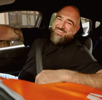 Courier_sRGB_All_2026_40-55_Male_Inside-Car_No-Jacket_357x351