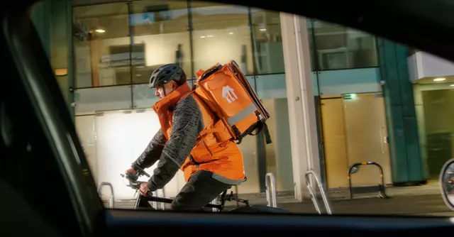 Courier_sRGB_All_2026_40-55_Male_Riding-Bike_754x394