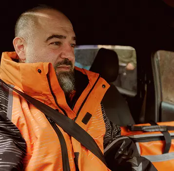 Courier_sRGB_All_2026_40-55_Male_Inside-Car_357x351