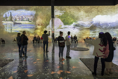 ExhibitionHub_Busy_CCCC5380