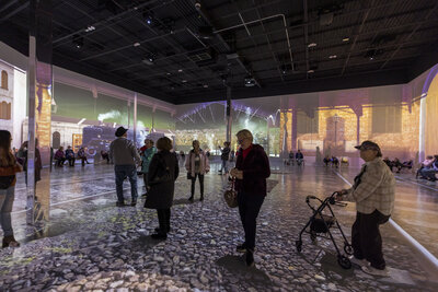 ExhibitionHub_Busy_CCCC5414