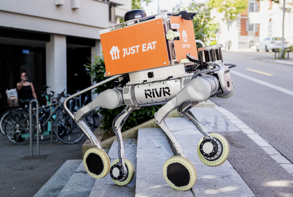 Just Eat liefert Essen mit KI-Robotern von Rivr aus