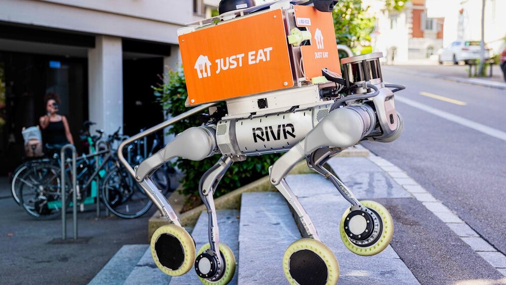Kein Sci-fi: In Zürich Oerlikon liefert jetzt ein KI-Roboter Essen
