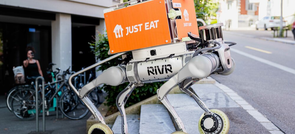 Roboter liefert dank Künstlicher Intelligenz Essen aus