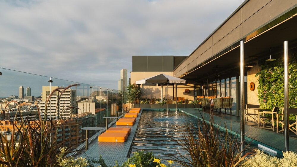 SíSí es el nuevo rooftop de Barcelona con piscina, cocina fusión mexicana y cócteles de ensueño