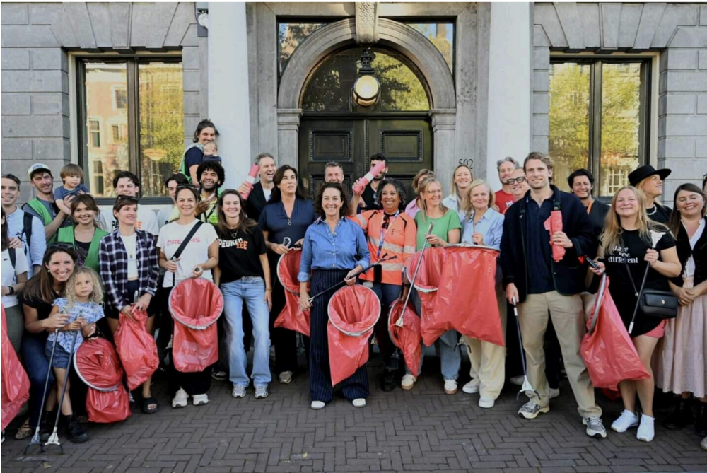 Amsterdammers ruimen zelf hun vieze stad op, Femke Halsema incluis: ’Iedereen wijst naar elkaar a...
