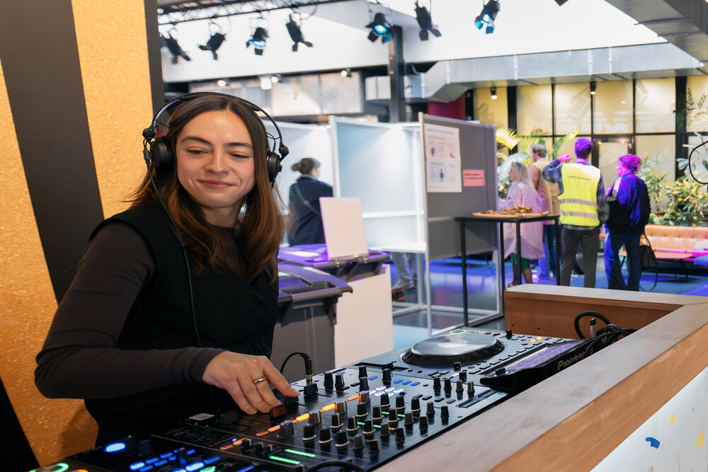 Housemuziek en koffiebroodjes bij stemlocatie The Social Hub in Amsterdam-Oost